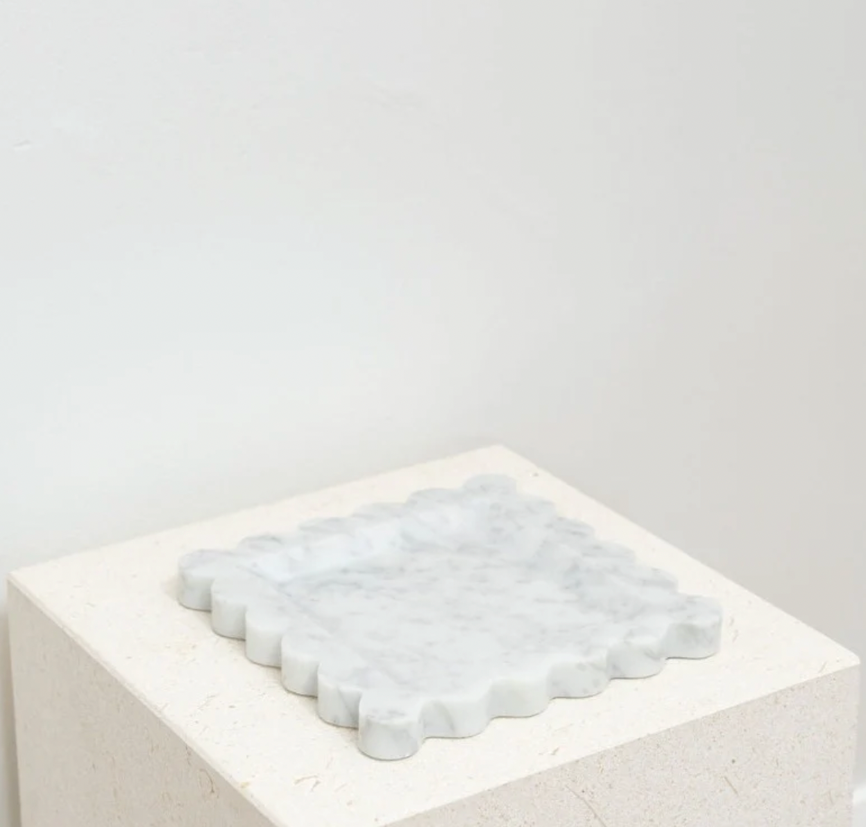 Iris Scalloped Marble Tray - Carrara White